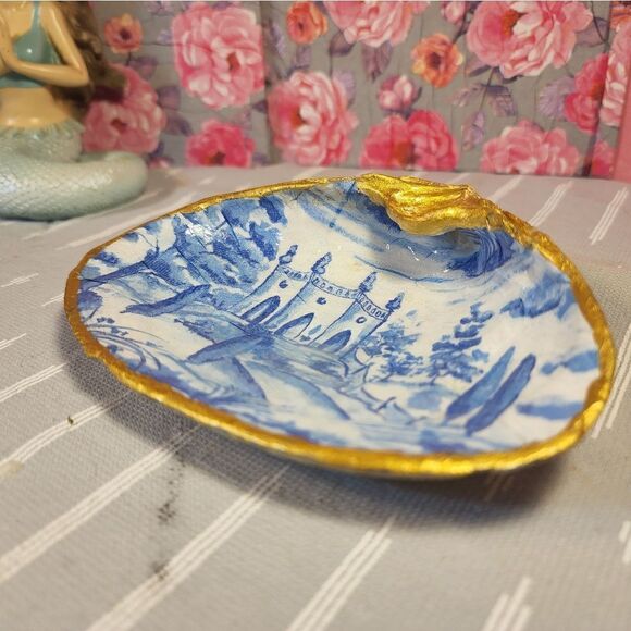 DECOUPAGE CLAM SHELL DECOUPAGE BLUE CASTLE ON A CLAM SHELL TRINKET DISH - Picture 7 of 10